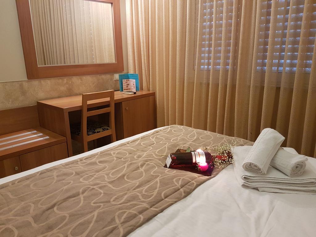 Hotel Ideal Пирей Экстерьер фото